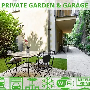 Private Garden & Garage - Self Check-in & Remote Access , Como Italië